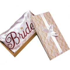 Caja de madera con adorno para regalo