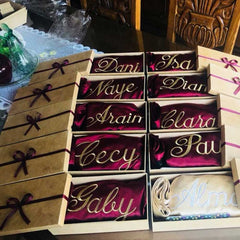 Caja de madera con adorno para regalo